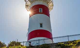 Suivez des voyageurs sur la route du phare