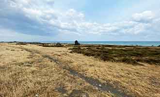 Survol des plaines et des falaises