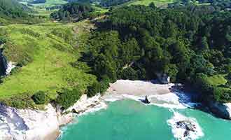 Survol de la plage en drone