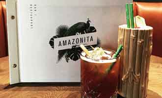 Préparation d'un cocktail au bar de l'Amazonita