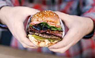 Cuisine d'un burger dans le Bacon Bros