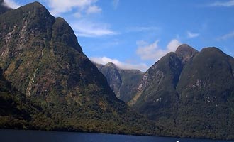 Lorsque l'on coupe les moteurs, on entend uniquement le bruit du vent et des oiseaux dans l'immensité du fjord.
