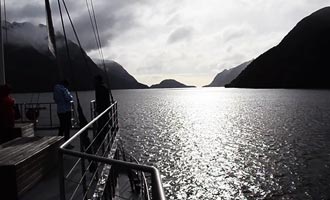 La visite du fjord coute moins cher en hiver, et vous pourrez admirer le paysage enneigé.