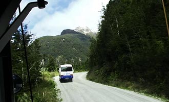 L'excursion qui se déroule sur une journée complète impose de traverser le lac Manapouri puis les montagnes.