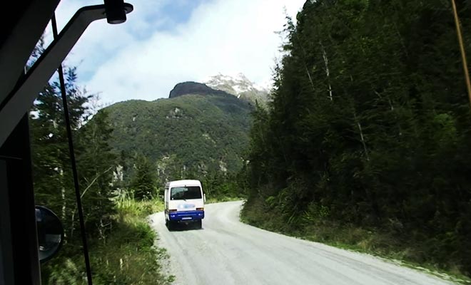 L'excursion qui se déroule sur une journée complète impose de traverser le lac Manapouri puis les montagnes.
