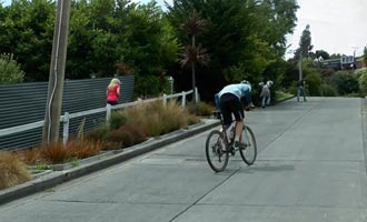 L'ascension de la rue la plus en pente de la planète est possible à vélo. Il faut cependant avoir des mollets en acier trempé.