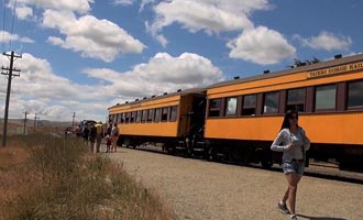 Le train traverse une grande variété de paysage et emprunte des tunnels et des viaducs à couper le souffle.