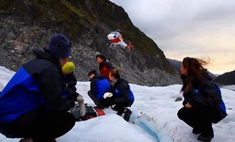 Le guide qui accompagne les visiteurs connait le glacier par coeur. Il vous emmène à la découverte des grottes de glace.