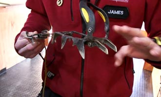 Pour pouvoir marcher sur le glacier, il faut équiper ses chaussures avec des crampons.