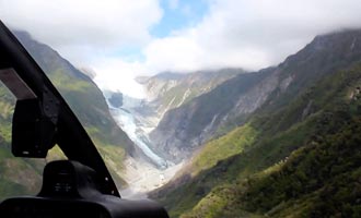 Des compagnies proposent de survoler le Fox Glacier en hélicoptère.
