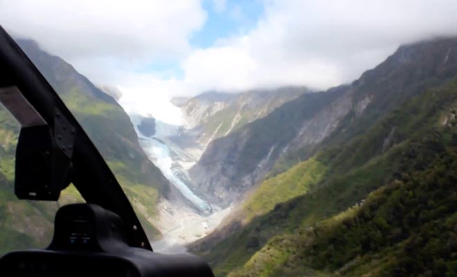 Des compagnies proposent de survoler le Fox Glacier en hélicoptère.