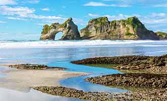 Exploration de Wharariki Beach
