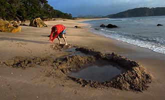 Il faut creuser dans le sable de la plage pour faire remonter la source à la surface.