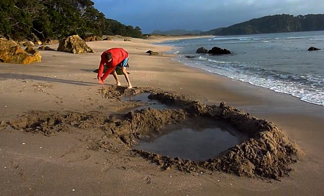 Il faut creuser dans le sable de la plage pour faire remonter la source à la surface.
