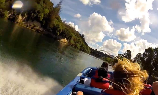 Pour s'approcher des Huka Falls, vous pouvez participer à une sortie à bord du Huka Falls Jet.