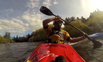 Seuls les sportifs de haut niveau peuvent franchir les Huka Falls en kayak.