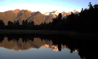 Le reflet des montagnes s'explique par la couleur du fond du lac. Le reflet est saisissant et l'on se croirait devant un miroir.