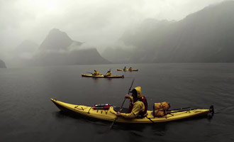 Même dans le brume, le fjord reste spectaculaire et impressionnant.