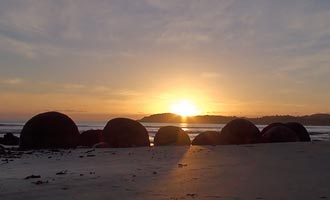 La plupart des visiteurs se rendent à Moeraki sur la route qui mène à Dunedin.