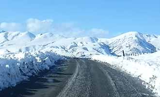 Route sous la neige en hiver