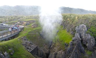 Ce sont des vagues qui s'engouffrent dans des cavités étroites qui donnent naissance aux blowholes.