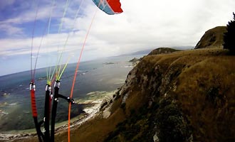 Il est possible de survoler la péninsule en parapente.