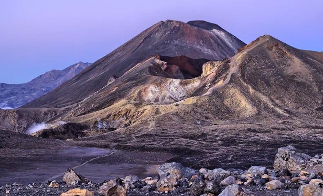 Parce qu'il possède des lacs turquoise unique dans le cratère d'un volcan.
