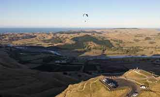 Survol des collines en parapente