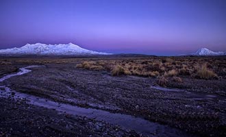 Le parc du Tongariro possède un sol aride lié à l'activité volcanique.