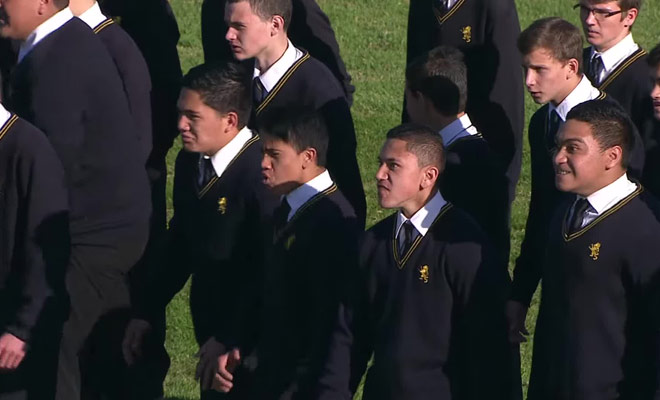 Regardez plusieurs dizaines de jeunes étudiants réaliser un spectaculaire Haka dans la cour de leur université.