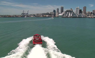 Une vidéo promotionnelle de la compagnie Auckland Aventure Jet dont les excursions se déroulent au large d'Auckland.
