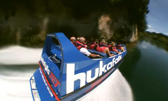 Ce documentaire présente une sortie en jet boat jusqu'au célèbres Huka Falls.