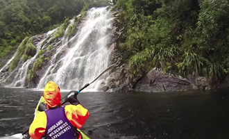 Venez pratiquer le kayak au Doubtful Sound.