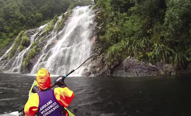 Venez pratiquer le kayak au Doubtful Sound.