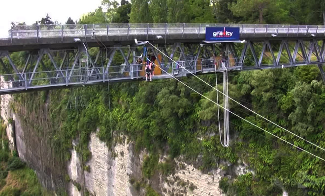 Le saut à partir du pont est l'un des plus terrifiant de toute le pays, et il vous faudra Une bonne dose de sang-froid pour être capable de sauter.