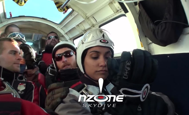 La compagnie NZone est spécialisée dans les baptêmes de saut en parachute, et ce reportage montre comment cela se passe.
