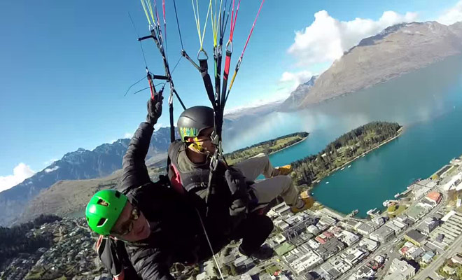 Voici une vidéo tournées par un professionnel lors d'une sortie en parapente au dessus du lac Wakatipu.