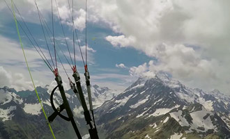 Le parapente offre un point de vue spectaculaire sur les monts enneigés de l'île du Sud.