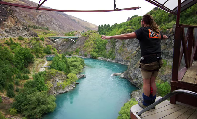 Sans doute la vidéo la plus folle jamais réalisé sur le saut à l'élastique, il faut le voir pour le croire.