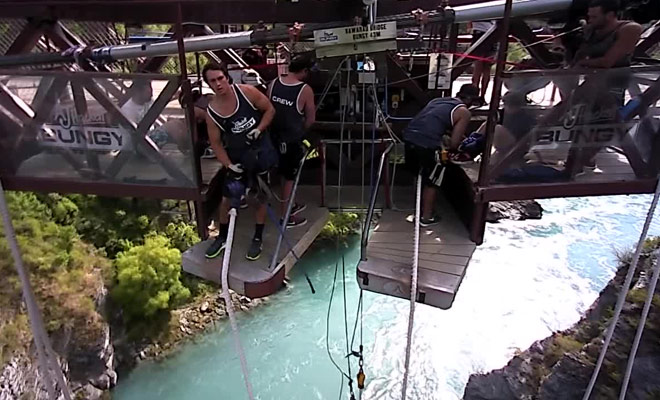 Le saut à l'élastique au dessus de cette rivière turquoise a rendu la région célèbre. Et si c'était votre tour ?