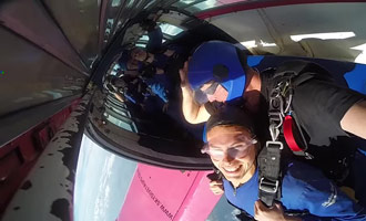 Ce reportage vous permet de découvrir les sensations ressentie lors d'un saut en parachute.
