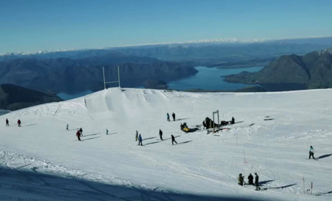 Voici un exploit sportif réalisé au ski pour rendre hommage aux All Blacks avant la coupe du monde de rugby.