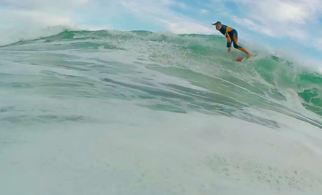 Revivez une séance de surf comme si vous y étiez grâce à une caméra GoPro.