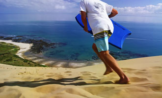 Vous pouvez glisser sur les dunes de sable géantes grâce a une planche de surf, mais il faut avoir une certaine dose de courage tout de même !