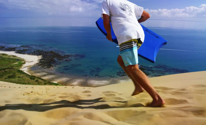 Vous pouvez glisser sur les dunes de sable géantes grâce a une planche de surf, mais il faut avoir une certaine dose de courage tout de même !