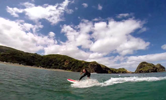 Un reportage consacré à la plage de Piha, célèbre pour avoir accueilli le tournage du film intitulé La leçon de piano.