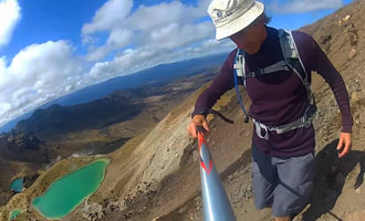 C'est grâce a une perche et une caméra GoPro que cette personne a filmée toute la randonnée du Tongariro Alpine Crossing.