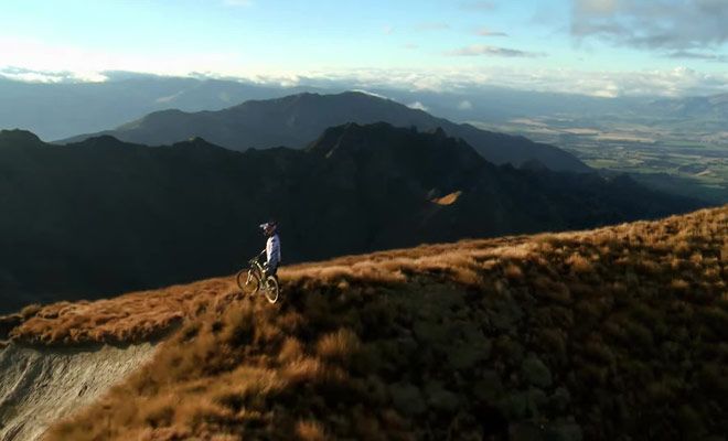 La vidéo spectaculaire d'une descente à vélo à flanc de montagne à Wanaka.