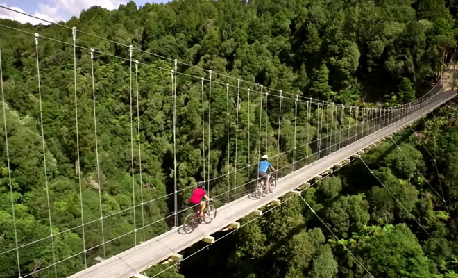 Avec votre vélo franchissez des ponts suspendus lors de belles randonnées.