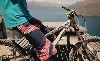 Il faut un bon niveau technique pour réaliser des descentes rapides en vélo à flanc de montagne.